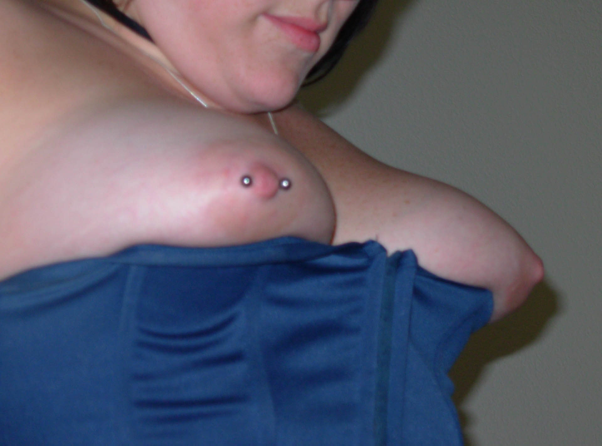 Underbara, stora bröst med piercing.