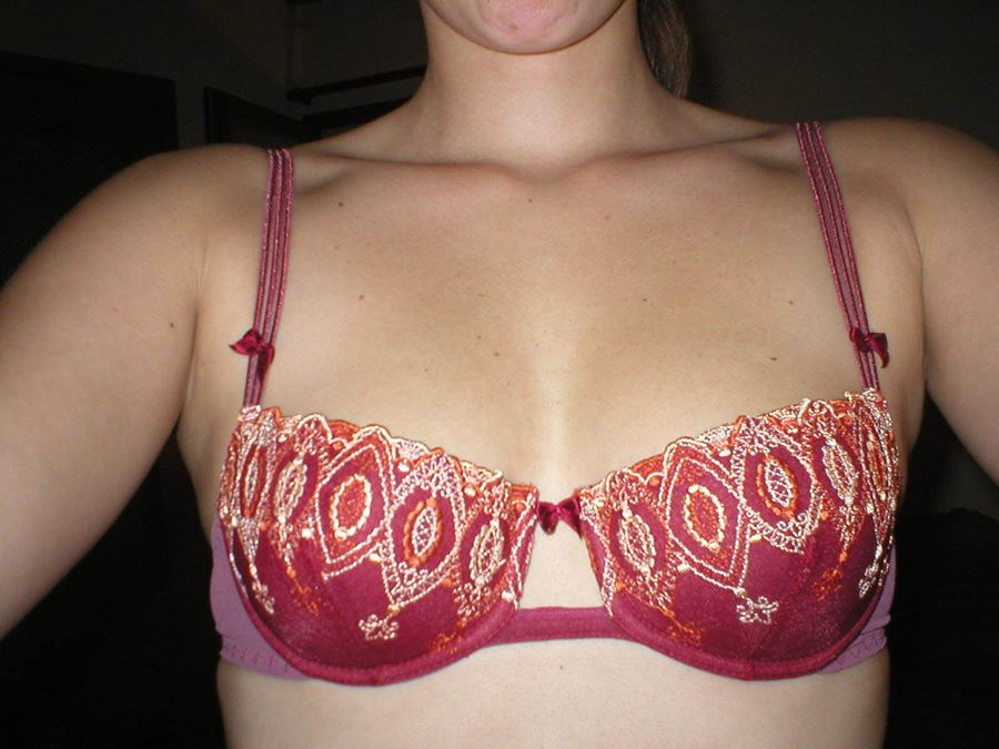 Snygga, extremt små bröst.