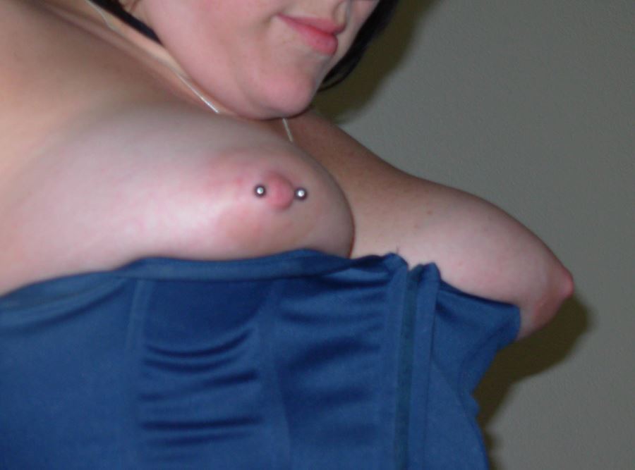 Underbara, stora bröst med piercing.